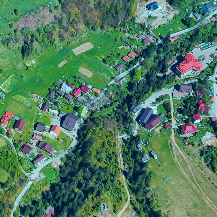 Краєвид на селище Пилипець з висоти польоту на параплані